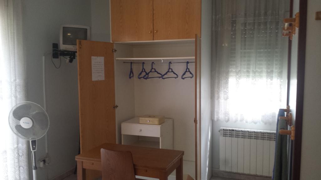 Hostal Porta De Ferro Sant Boi de Llobregat Kültér fotó