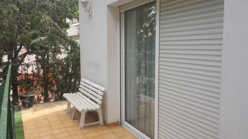 Hostal Porta De Ferro Sant Boi de Llobregat Kültér fotó