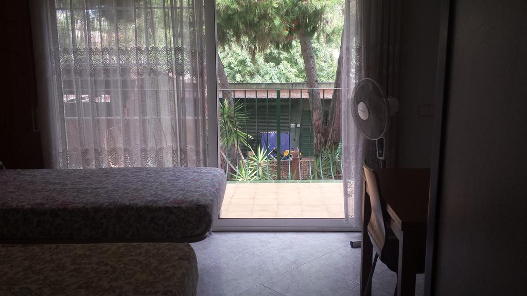 Hostal Porta De Ferro Sant Boi de Llobregat Kültér fotó