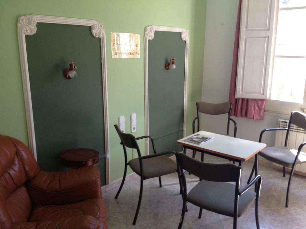 Hostal Porta De Ferro Sant Boi de Llobregat Kültér fotó