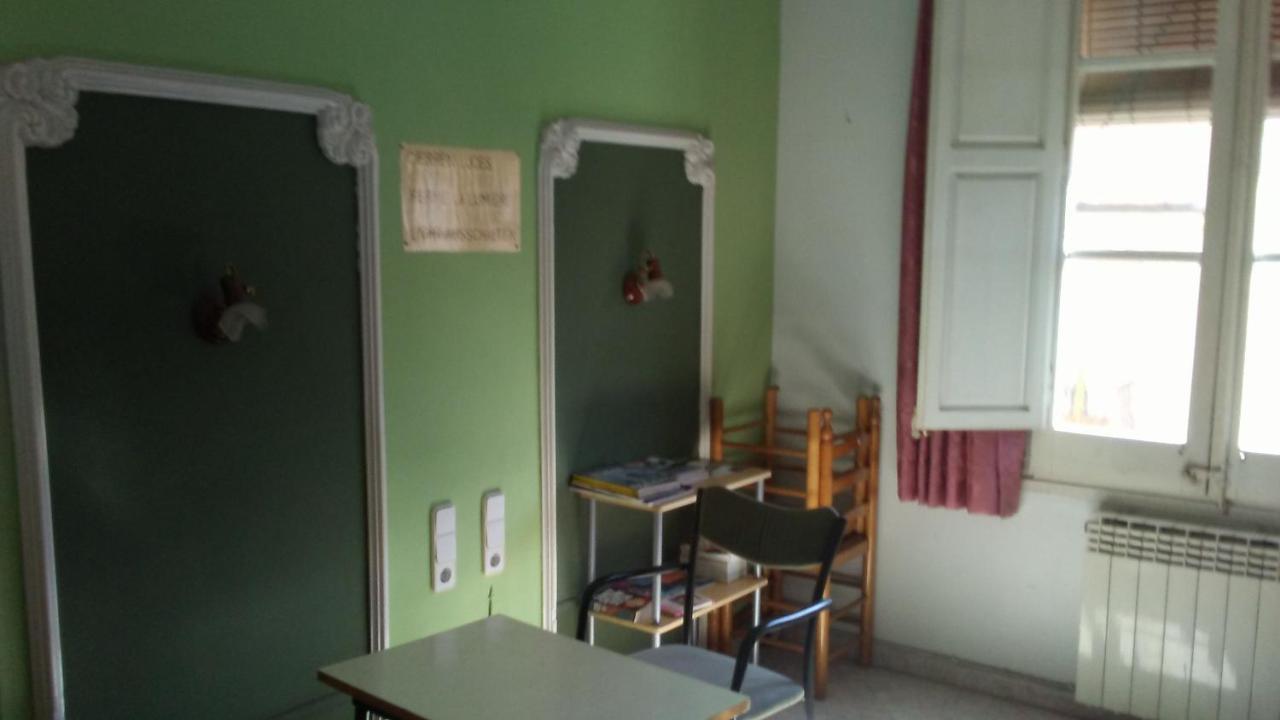 Hostal Porta De Ferro Sant Boi de Llobregat Kültér fotó