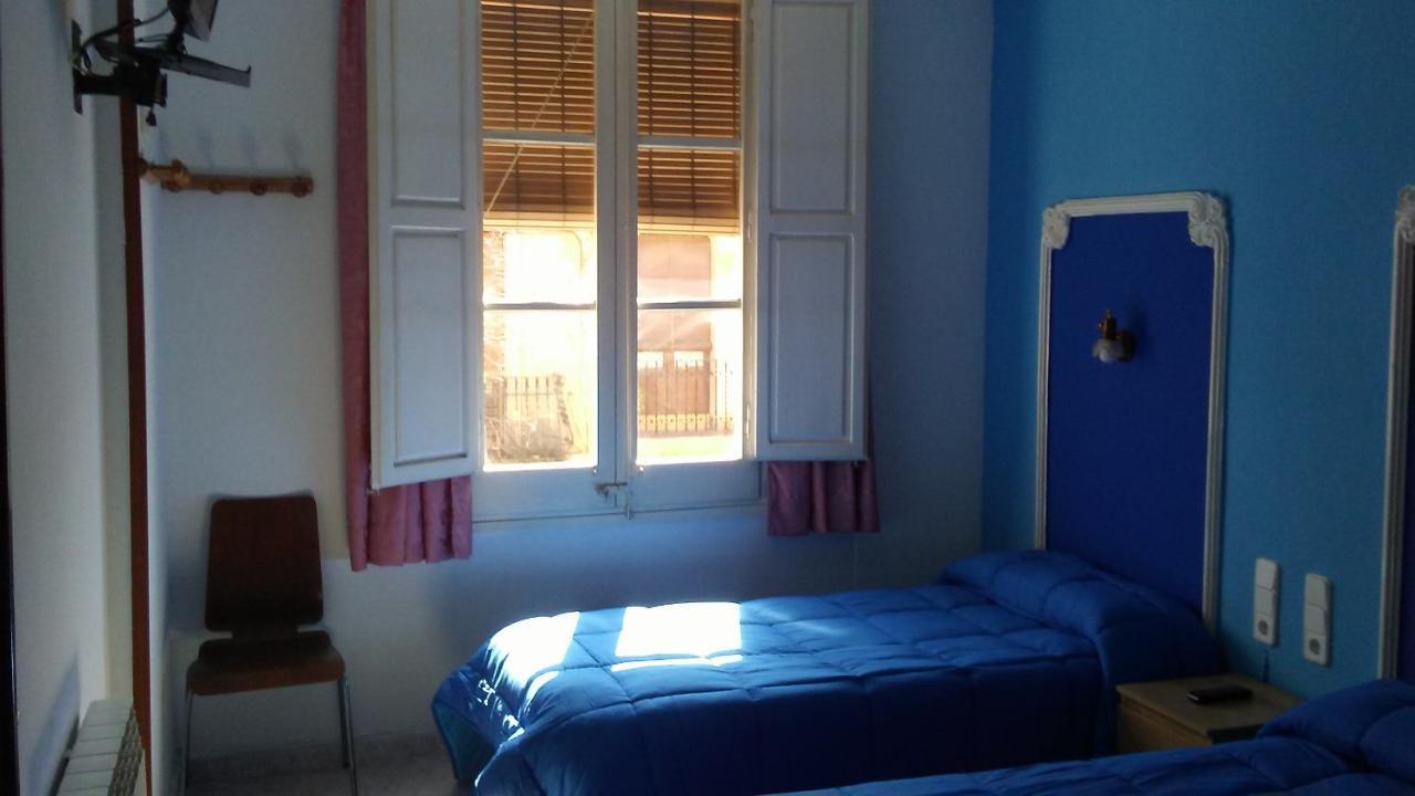 Hostal Porta De Ferro Sant Boi de Llobregat Kültér fotó