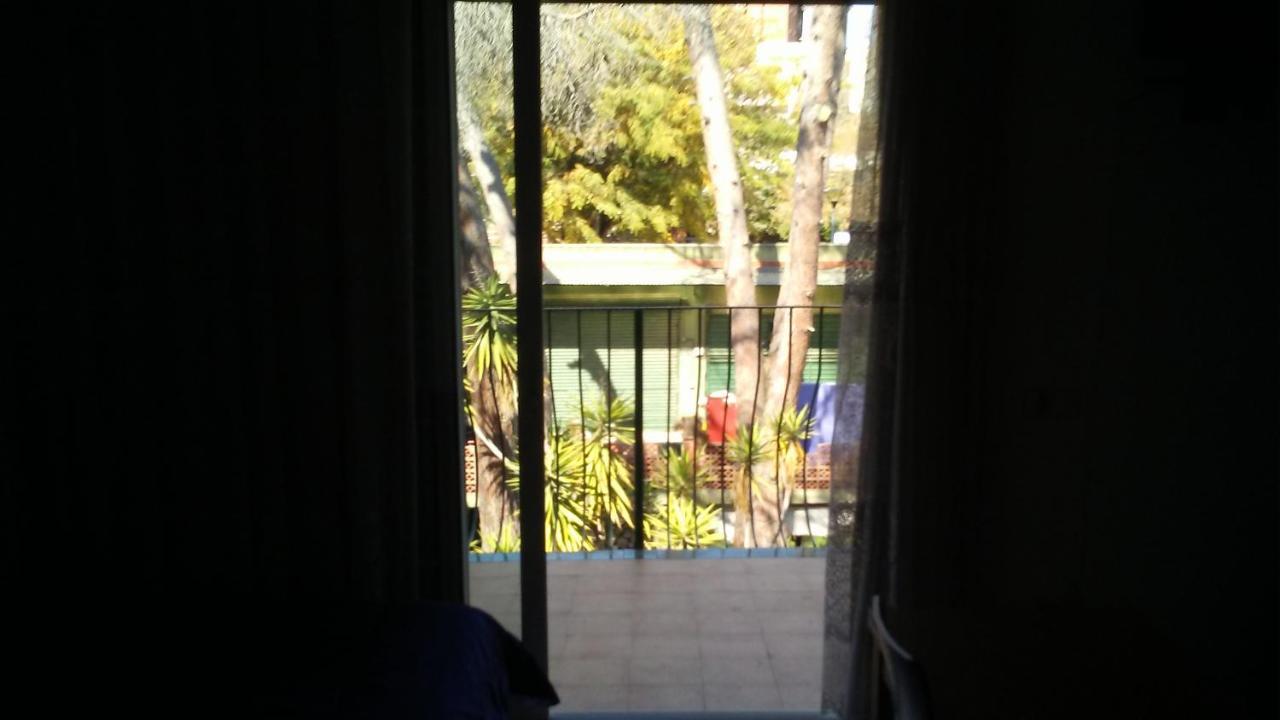 Hostal Porta De Ferro Sant Boi de Llobregat Kültér fotó