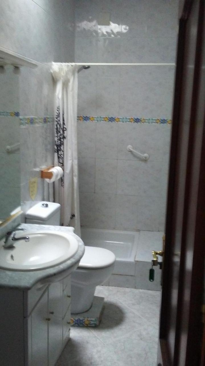Hostal Porta De Ferro Sant Boi de Llobregat Kültér fotó
